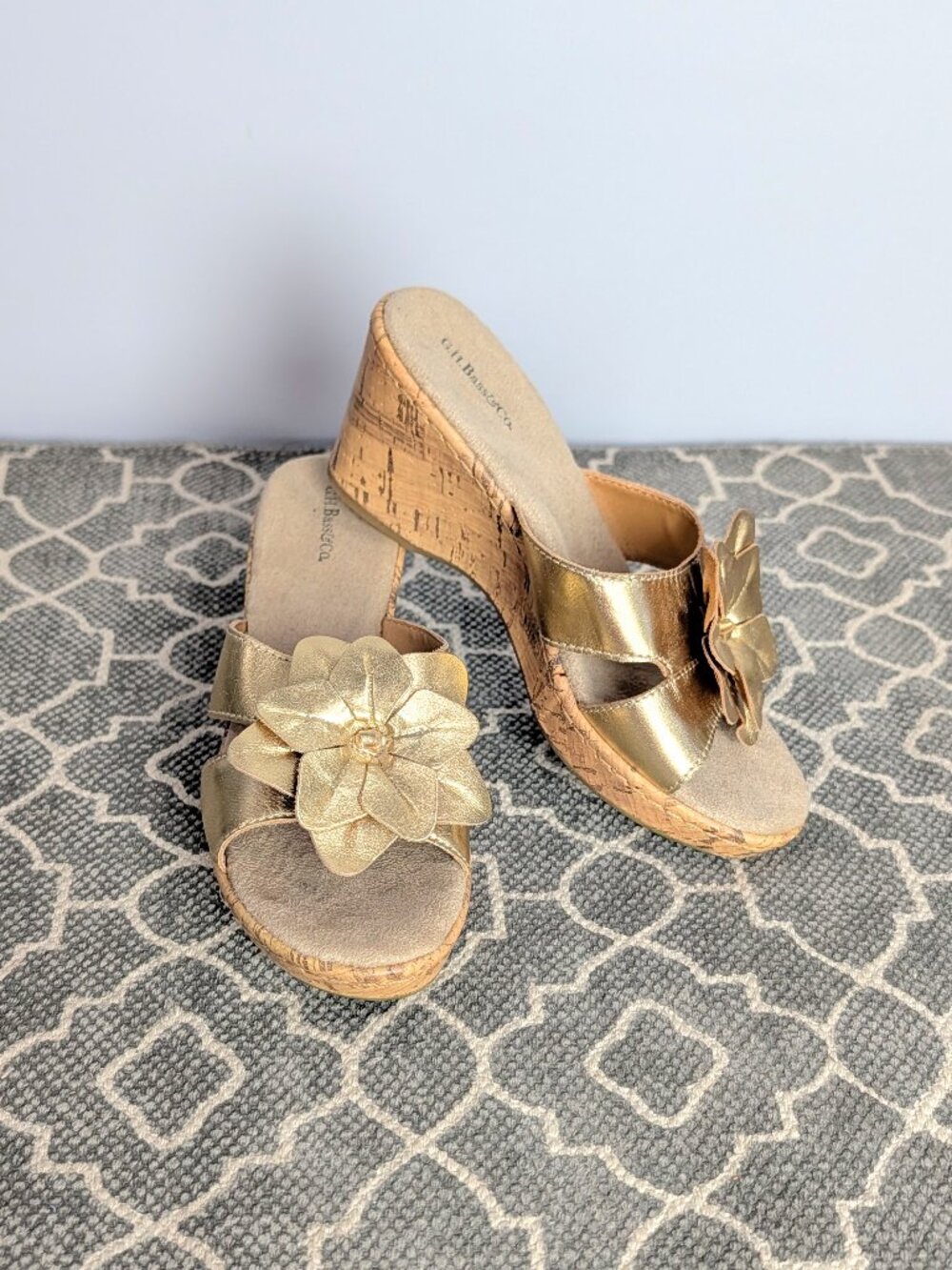 GH BASS & CO Flower Gold Leather Wedge Sandals Sz 6.5